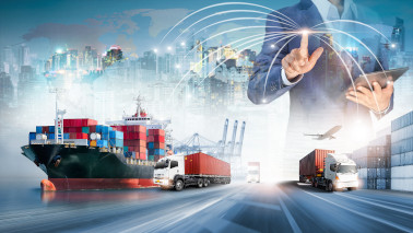 Geschäftsmann, der auf die Weltkarte eines globalen Logistiknetzwerks berührt, Container-Frachtschiff im Industriehafen, LKW und Flugzeug im Vordergrund. 