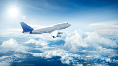 Flugzeug fliegt über den Wolken. Flugzeug fliegt über den Wolken.