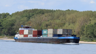 Beladendes Containerschiff auf dem Fluss Rhein