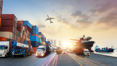 Verschiedene Verkehrsmittel zur Beförderung von Waren nebeneinander LKW, Flugzeug, Containerfrachtzügen und Containerschiffe.