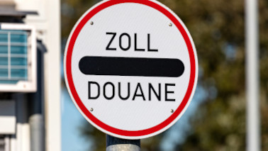 Deutsches Verkehrszeichen an der Grenze mit dem der Beschriftung "Zoll/Douane".