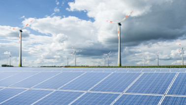 Solaranlage mit Windpark im Hintergrund