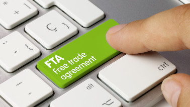 Nahaufnahme einer Tastatur, die Shift-Taste ist durch die Taste mit dem Wort "FTA free trade agreement" ersetzt worden.